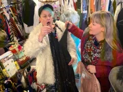 Kandidatin Melanie (l.) und Shoppingbegleitung Sandra. Die Verwendung des sendungsbezogenen Materials ist nur mit dem Hinweis und Verlinkung auf TVNOW gestattet.