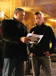 Dr. Raymond Langston (Laurence Fishburne, l.) und Nick Stokes (George Eads) müssen den Mord an einer Frau aufklären, die an den Aktivitäten rund um eine höchst bizarre Messe involviert war.