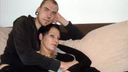 Trotz Piercings, Tattoos und einer Vorliebe für Punkrock ist Claudia (26) eine äußerst penible Hausfrau und eine verantwortungsbewusste Mutter. Vor knapp sechs Monaten hat sie ihrem Traummann Steffen (26) das Ja-Wort gegeben und lebt mit ihm und den Kindern Tom (sechs Monate) und Jessica (6) glücklich und verliebt zusammen.