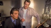 Tim (Oliver Reinhard, re.) soll Dr. Schmidt (Walter Sittler) Klavierunterricht geben und hört sich mal an, was der denn überhaupt so spielen kann.
