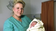 Oma Silvia ist stolz auf ihr zweites Enkelkind.