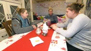Sarafina (li.), Mama Silvia und Sylvana (re.) sorgen sich um Haralds Gesundheitszustand.