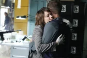 Ein blutigerAnschlag auf das Labor: Lindsay Messer (Anna Belknap) und Danny Messer (Carmine Giovinazzo) entkommen nur knapp dem Kugelhagel.