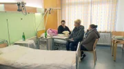Calantha (li.) wird bald ihr Baby bekommen; Mama Silvia und Schwester Sarafina sind an ihrer Seite.