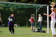 Mit vollem Einsatz feuert Trixi Christian beim Fußballspielen an. Von links: Christian (Marinus Kaffl) und Trixi Preissinger (Doreen Dietel).