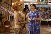 Sheila (Swoosie Kurtz, l.); Kat (Mayim Bialik, r.)