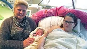 L-R: Oma Silvia, Baby Cathaleya und Calantha sind erschöpft aber glücklich.