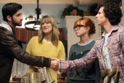 Als Axl (Charlie McDermott, r.) unerwartet auf Cassidys (Galadriel Stineman, 2.v.r.) Exfreund Cliff (Ryan Rottman, l.) trifft, tut er alles, um sich nicht anmerken zu lassen, wie eifersüchtig er ist. Cassidy ist auch wenig begeistert, während ihre Mutter (Jill Matson-Sachoff, 2.v.l.) sich darüber freut ...
