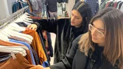 Kandidatin Karla (l.) und Shoppingbegleitung Betül. Die Verwendung des sendungsbezogenen Materials ist nur mit dem Hinweis und Verlinkung auf RTL+ gestattet.