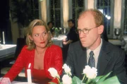 Schumann (Lutz Herkenrath) und Rita (Gaby Köster) geben sich als liebendes Ehepaar aus, weil Schumann glaubt, dadurch bessere Beförderungschancen bei Blattgerste zu haben.