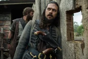 John Silver (Luke Arnold) hat Billy, den ehemaligen Sklaven auf der Underhill-Plantage, ausgeliefert, um das Bündnis mit den Sklaven wieder zu erneuern. Was er allerdings nicht weiß: Zur gleichen Zeit haben die Spanier begonnen, Nassau vollkommen zu zerstören ...