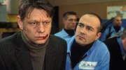 Ein Detektiv hat zufällig einen Mord fotografiert. Handke (Rainer Winkelvoss, li.) und Zadek (Holger Hauer, re.) scheuen vor nichts zurück, um sich den Film zurückzuholen...