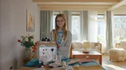 Floor (Bobbie Mulder) ist sehr stolz auf die Julklapp Überraschung, die sie gebastelt hat.