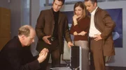 Jan (Christian Oliver, 2.v.li.) und Bonrath (Gottfried Vollmer, li.) präparieren den Geldkoffer, den Beatrice (Nana Krüger) und Niklas Gerlach (Rene Hofschneider) den Erpressern geben werden.