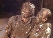 Das Tauziehen zwischen Charles (Michael Landon, l.) und Mr. Oleson (Richard Bull, r.) wird zur Schlammschlacht.