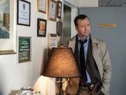 Kann sich Danny (Donnie Wahlberg) den Fahrer schnappen, der mit seinem Mantel in der Türe davongefahren ist?