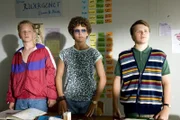 Rückblende in die frühen 80er Jahre, als (v.li.) Harry (Nico Koch), Atze (Stefan Jakob Dressler) und Viktor (Nicolas Moritz Laube) die Schulbank bei Lehrer Plischke drückten.