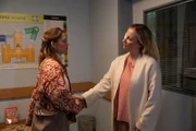 Nathalie (Amrei Haardt, l.) sieht für eine neue Liebe keinen Platz in ihrem Leben. Rechts Isabelle (Ania Niedieck)