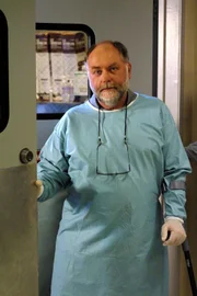 Als der Bauarbeiter Roger Valenti von einem Gerüst fällt, ist sein Kollege davon überzeugt, dass es sich um Selbstmord handelt. Dr. Al Robbins (Robert David Hall) macht jedoch eine Entdeckung, die anderes vermuten lässt ...