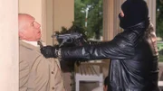 Eine Räuberbande will auf der Rennbahn die Wetteinnahmen stehlen. Heinrich (Horst Sachtleben, li.), ein Gentleman-Verbrecher der alten Schule, stellt sich einem Gangster in den Weg, damit die Kassiererin genug Zeit hat den Alarm auszulösen.