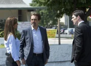 Als ein Scharfschütze in Dallas zuschlägt, ermittelt Hotch (Thomas Gibson, r.), Rossi (Joe Mantegna, M.) und Agent Tanya Mays (Eva Larue, l.), um den Täter schnellstmöglich zu fassen ...