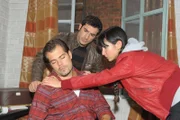 Während Leon (Daniel Fehlow, l.) unter Schmerzmitteln schläft, können Ayla (Sila Sahin) und Tayfun (Tayfun Baydar) in letzter Sekunde einen Brand verhindern.