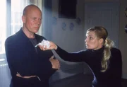 Eva (Lucia Gailova) lehnt De Lucas (Christoph Quest) Angebot, ihr zu helfen, ab.