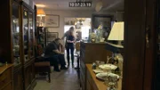 Eine Frau tröstet einen Mann