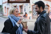 Cecilia (Carina Koller) findet Gefallen an ihrem Fake-Date mit Baris (Metehan Demiröz).