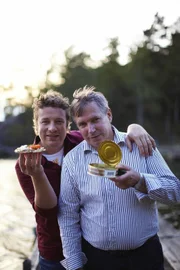 Die Serie mit Jamie Oliver ist ein einziges Abenteuer. In jeder Folge erforscht der Kult-Koch die Küche eines anderen Landes und macht dabei aufregende Entdeckungen. Zunächst lernt er in Marrakesch eine völlig andere Esskultur kennen. In Griechenland fischt er das erste Mal in seinem Leben mit einem Speer. In Andalusien kocht er die größte Paella der Welt und in Frankreich freundet er sich mit einem Trüffelschwein an. Auf seinen Reisen lernt Jamie Oliver zudem eine Reihe anderer Köche kennen, die unter and; Die Serie mit Jamie Oliver ist ein einziges Abenteuer. In jeder Folge erforscht der Kult-Koch die Küche eines anderen Landes und macht dabei aufregende Entdeckungen. Zunächst lernt er in Marrakesch eine völlig andere Esskultur kennen. In Griechenland fischt er das erste Mal in seinem Leben mit einem Speer. In Andalusien kocht er die größte Paella der Welt und in Frankreich freundet er sich mit einem Trüffelschwein an. Auf seinen Reisen lernt Jamie Oliver zudem eine Reihe anderer Köche kennen, die unter anderem in Cafés, Gasthäusern, loklaen Restaurants und selbst in herkömmlichen Küchen von ganz normalen Leuten ausgezeichnetes Essen zubereiten. Hier ist er in den französischen Pyrenäen  +++