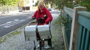 Die 31-jährige Stefanie arbeitet als Briefträgerin