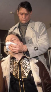 Als Schröder (Markus H. Eberhard, vorne) sich weigert, den Film herauszugeben, fackelt Handke (Rainer Winkelvoss) nicht lange...