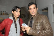Ayla (Sila Sahin) und Tayfun (Tayfun Baydar) entdecken, dass Leon von starken Schmerzmittel völlig benebelt ist.