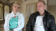 Michaela und René in ihrem "Schnäppchenhaus", das sich als Fass ohne Boden entpuppt...
