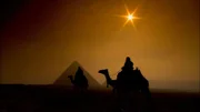 Ägyptische Pyramiden und Beduinen bei Sonnenuntergang