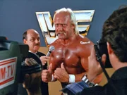 Hulk Hogan (mi.) bei der Pressekonferenz nach seinem Kampf...