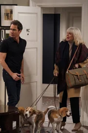Will (Eric McCormack, l.) ist geschockt, als plötzlich seine Mutter Marilyn (Blythe Danner, r.) vor der Tür steht, doch es kommt noch schlimmer ...