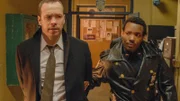 Ausgerechnet Detective Danny Reagan (Donnie Wahlberg, l.) soll Kokain besitzen? Officer Ritter (Smith Wallace, r.) ist davon fest überzeugt und nimmt ihn fest ...