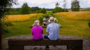 Am Rande des idyllischen Orts Eschdorf inmitten der malerischen Landschaft Luxemburgs liegt ein zwei Hektar großes Naturparadies. Aus landwirtschaftlich genutzten Weiden und Ackerflächen haben Edmée und Marco Schank im Laufe der Jahrzehnte einen ideenreichen, verspielten Garten gemacht.