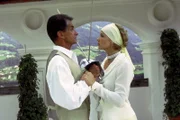 Karl von Ostenberg (George Hamilton, l.) und seine Geliebte Elsa Hellerstadt (Katja Riemann, r.) stehen sich in punkto Skrupellosigkeit in nichts nach ...