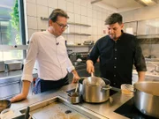Tim Mälzer (r.) in Österreich.