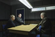 Lisa Armstrong (Morven Christie, l.) und Detective Inspector Anthony Manning (Daniel Ryan, M.) finden heraus, dass Bill Bradwell (James Cosmo, r.) nicht die gesamte Wahrheit über seine Vergangenheit als Prokurist erzählt. Lisa und Anthony vertrauen Bill nicht.