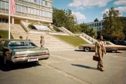 Frank Jackson (Parker Sawyers, r.)