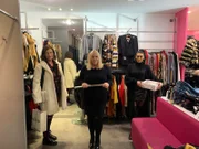 V.l.: Shoppingbegleitung Martina, Kandidatin Kathrin und Verkäuferin.