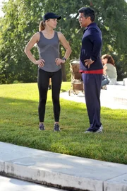 Während der Ermittlungen trifft das Team um JJ (AJ Cook, l.) auf ihren neuen Abteilungsleiter Mateo Cruz (Esai Morales, r.) ...