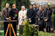 Paul ist erschossen worden - denkt man. (v.l.n.r.) Bollmann (Knud Riepen), Bradulic (Nina Petri), Rajesh (Parbet Chugh), Maja (Josephine Schmidt) und Jennifer (Constanze Behrends) trauern um ihn bei der Beerdigung.