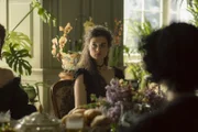 Sophie Charlotte (Philine Schmölzer) hat sich in König Ludwig verliebt und erwartet Unterstützung von ihrem Bruder Louis, der zur Audienz beim König geladen ist.
