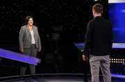 Moderator Alexander Bommes mit der Kandidatin Verena von Landenberg.