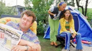 Uschi (Antje Lewald, 2.v.r.) bittet Tanja (Felicitas Woll), ihr zu helfen. Sie will Benno (Willi Thomczyk) filmen, aber Benno weigert sich, den Statisten zu mimen.