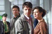 Sven Hansen (Igor Jeftic, l.) ahnt, dass Markus Klammer (Lutz Winde) und Bettina Sandorf (Claudia Hübschmann) etwas verschweigen, aber er weiß noch nicht genau was.